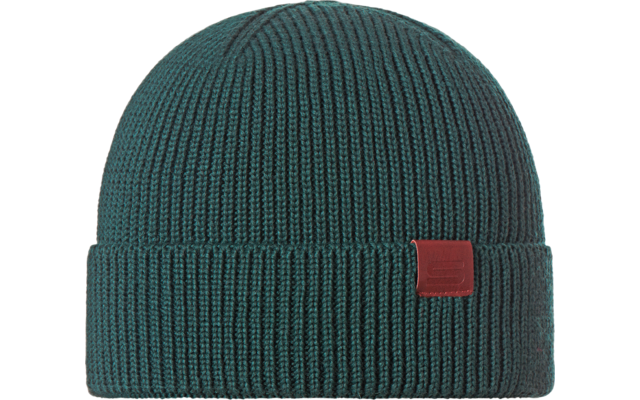 Grüne gestrickte Mütze mit kleinem roten Label