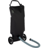 Sac étanche noir à enroulement avec poignée rembourrée en haut, deux roues noires à la base, tuyau gris ondulé avec raccord noir et petit logo blanc sur le devant