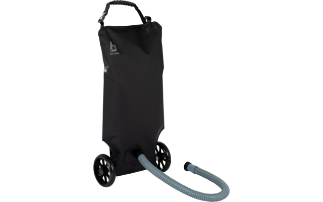 Sac étanche noir à enroulement avec poignée rembourrée en haut, deux roues noires à la base, tuyau gris ondulé avec raccord noir et petit logo blanc sur le devant