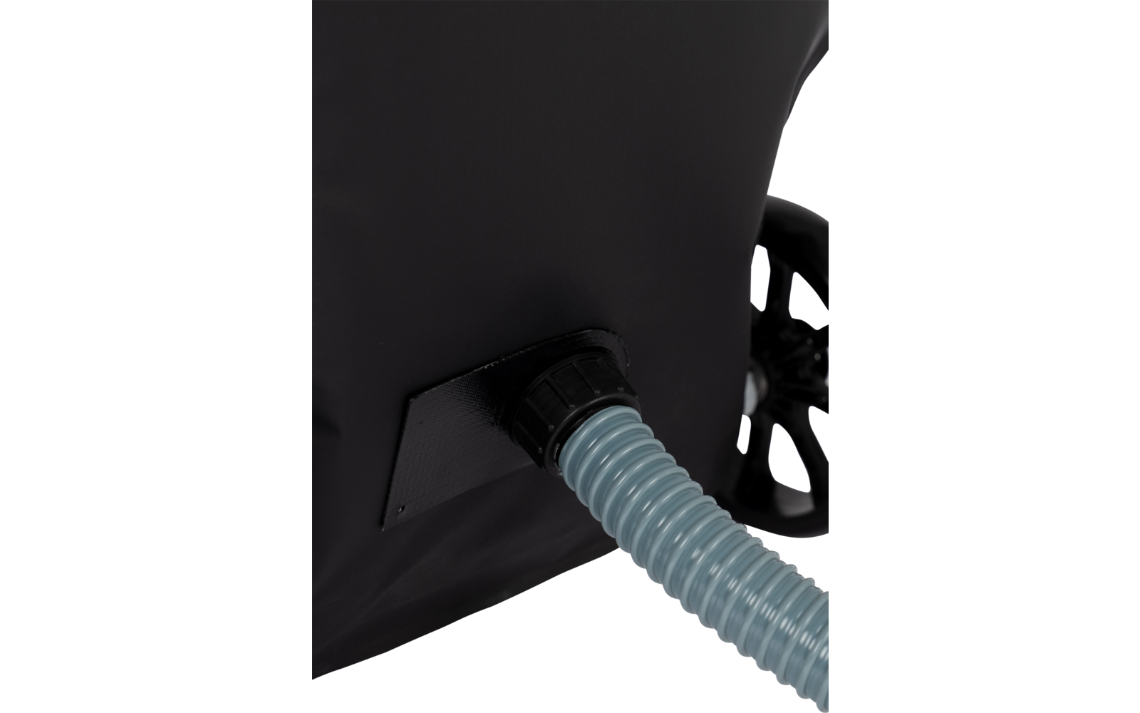 Revêtement noir et lisse avec un raccord fileté noir sur une plaque rectangulaire et un tuyau ondulé bleu-gris clair; à droite, un volant noir est partiellement visible