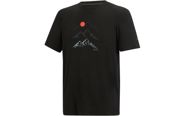 Schwarzes kurzärmeliges T‑Shirt mit rundem Halsausschnitt; mittig Aufdruck mit drei Linienzeichnungen von Bergen in Hellblau und einem roten Kreis oben links