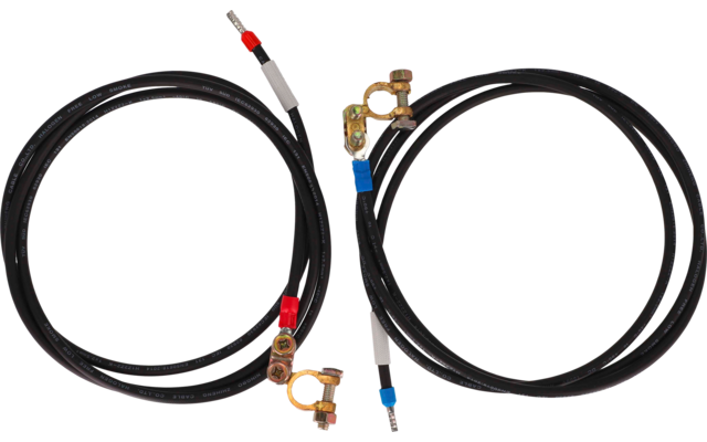Zwei schwarze, kreisförmig aufgewickelte Kabel mit Metallringösen an den Enden und roten sowie blauen Schrumpfschläuchen nahe den Ösen