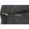 Gros plan sur un tissu texturé gris foncé avec une fermeture éclair, curseur couleur bronze et étiquette verte "Bo-Camp"