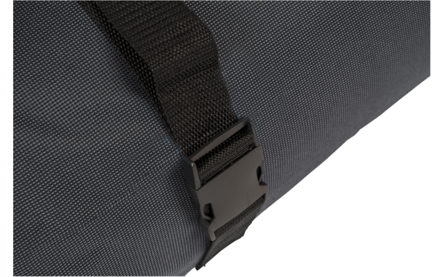 Sangle noire avec boucle à déclenchement en plastique noir sur tissu gris foncé texturé