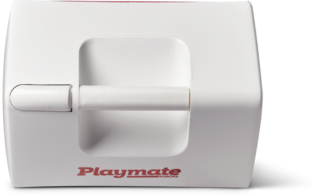 Weißes rechteckiges Gehäuse mit eingesenktem rechteckigen Griff, horizontaler Schiebestange und roter Aufschrift 'Playmate'