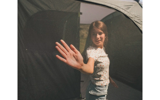 Mädchen steht in einem Zelt und hält die Hand zur Kamera