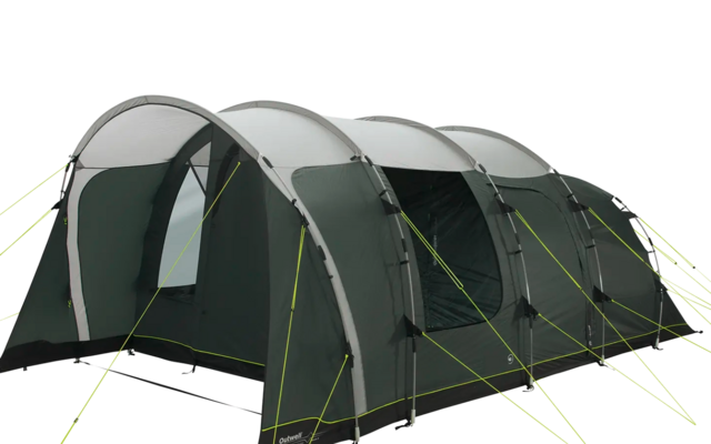 Großes grün-graues Campingzelt mit mehreren Stützstangen und Leinen