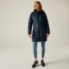 Persona in piedi su sfondo neutro, indossa un cappotto trapuntato scuro con cappuccio, leggings azzurri, sneakers scure e calzini chiari
