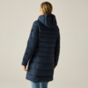 Persona vista di spalle, indossa un piumino trapuntato con cappuccio blu scuro e leggings azzurri, sfondo chiaro uniforme