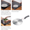 Quatre images : 1) Plaque adaptatrice métallique sur une plaque vitrocéramique, une main tient une poignée. 2) Main retirant une poignée amovible de la plaque adaptatrice. 3) Une casserole avec contenu vert sur la plaque adaptatrice, une main touche la casserole. 4) Plaque adaptatrice et poignée détachée sur fond blanc, flèche rouge entre la poignée et la plaque