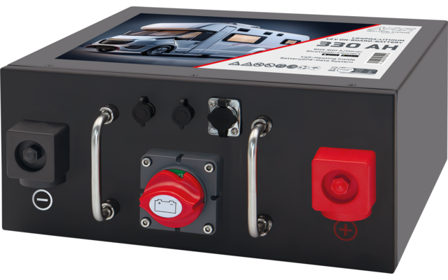 Schwarzes rechteckiges Metallgehäuse mit zwei Metallbügeln, rotem Drehschalter mit weißem Batteriesymbol in der Mitte, rotem quadratischen Anschluss mit Pluszeichen rechts, schwarzem quadratischen Anschluss mit Minuszeichen links und Etikett auf der 