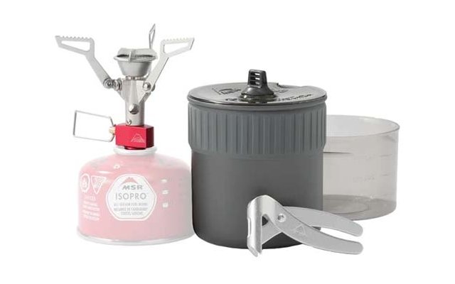 Rosa Camping-Gaskartusche mit Aufschrift "MSR ISOPRO" und angeschraubtem silbernem Brenner; daneben grauer Topf mit Deckel und klappbarem Metallgriff sowie ein transparenter Plastikbehälter