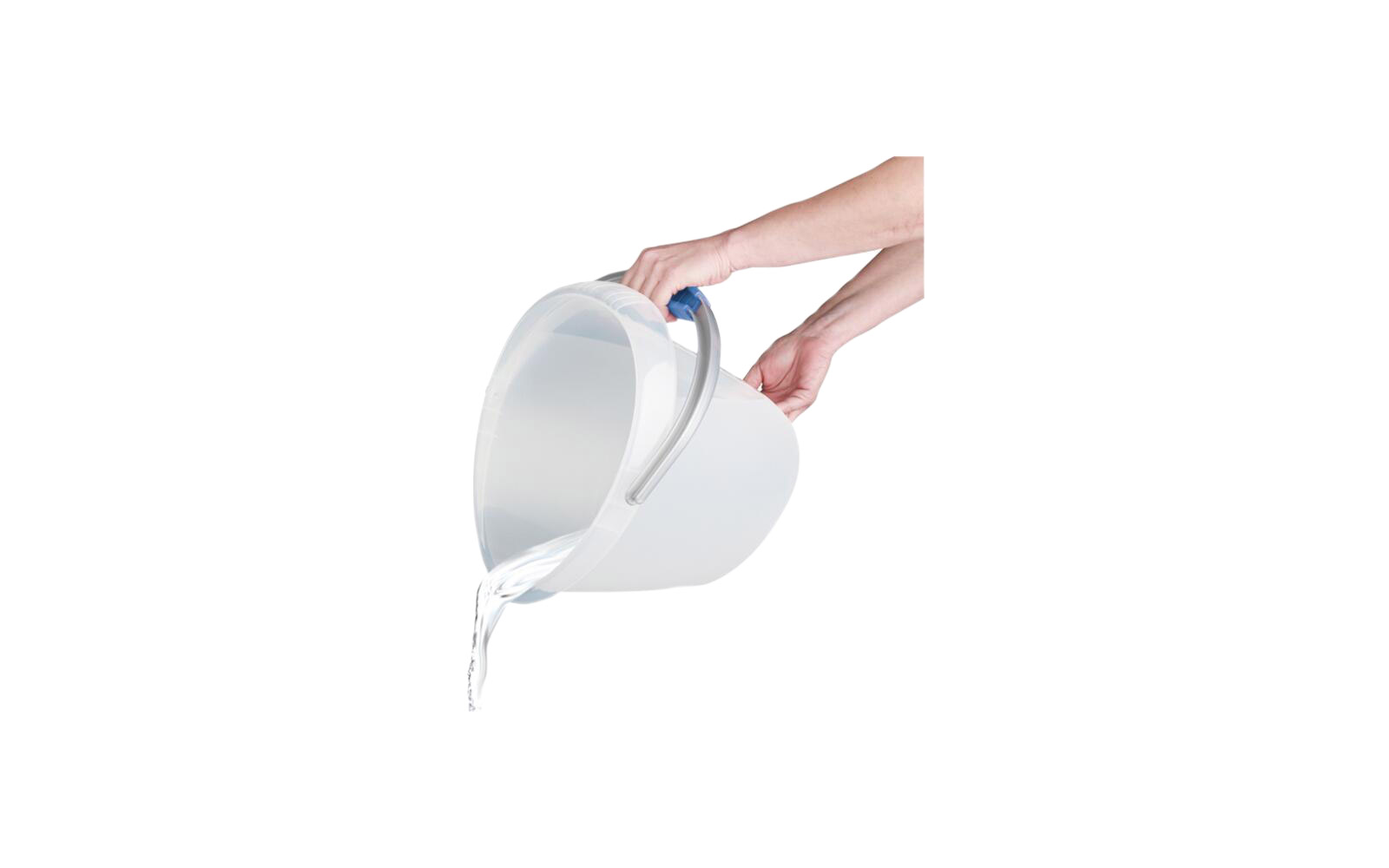 Hand gießt Wasser aus einem weißen Eimer