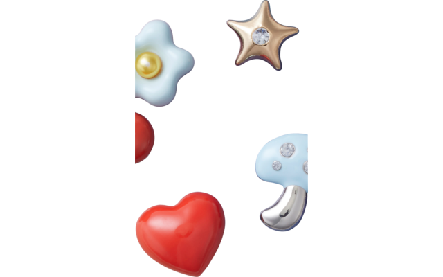 Fleur bleu clair au centre jaune, étoile dorée avec cristal, deux cerises rouges sur une tige verte, cœur rouge, champignon bleu clair avec pied argenté et petits cristaux