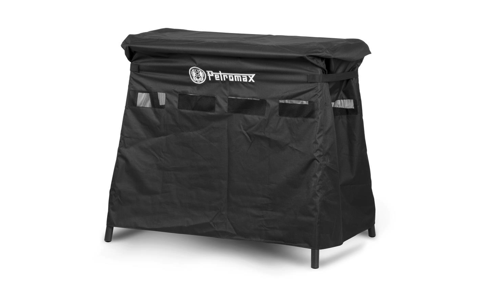 Schwarzes rechteckiges Textilstück über einem Gestell, weißes "Petromax"-Logo oben mittig, drei kleine rechteckige Öffnungen an der Vorderseite, vier kurze schwarze Standbeine sichtbar