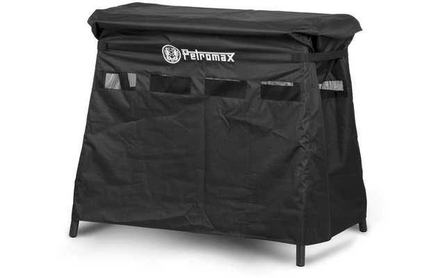 Schwarzes rechteckiges Textilstück über einem Gestell, weißes "Petromax"-Logo oben mittig, drei kleine rechteckige Öffnungen an der Vorderseite, vier kurze schwarze Standbeine sichtbar