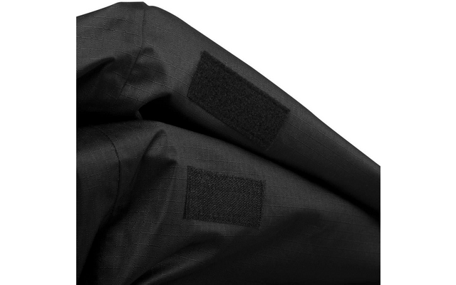 Schwarzer Ripstop-Stoff mit zwei rechteckigen schwarzen Klettverschlüssen und sichtbaren Stofffalten