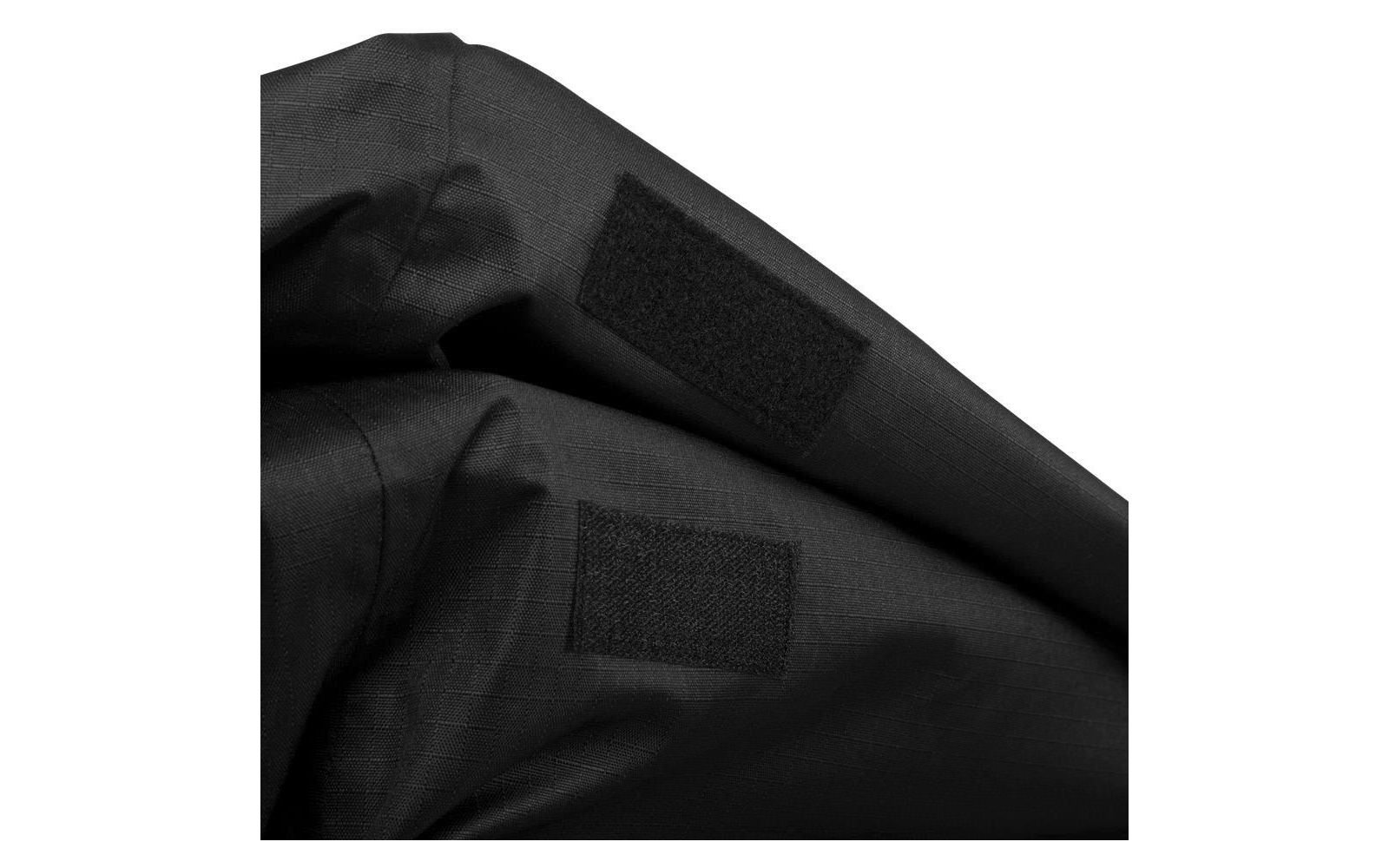 Schwarzer Ripstop-Stoff mit zwei rechteckigen schwarzen Klettverschlüssen und sichtbaren Stofffalten