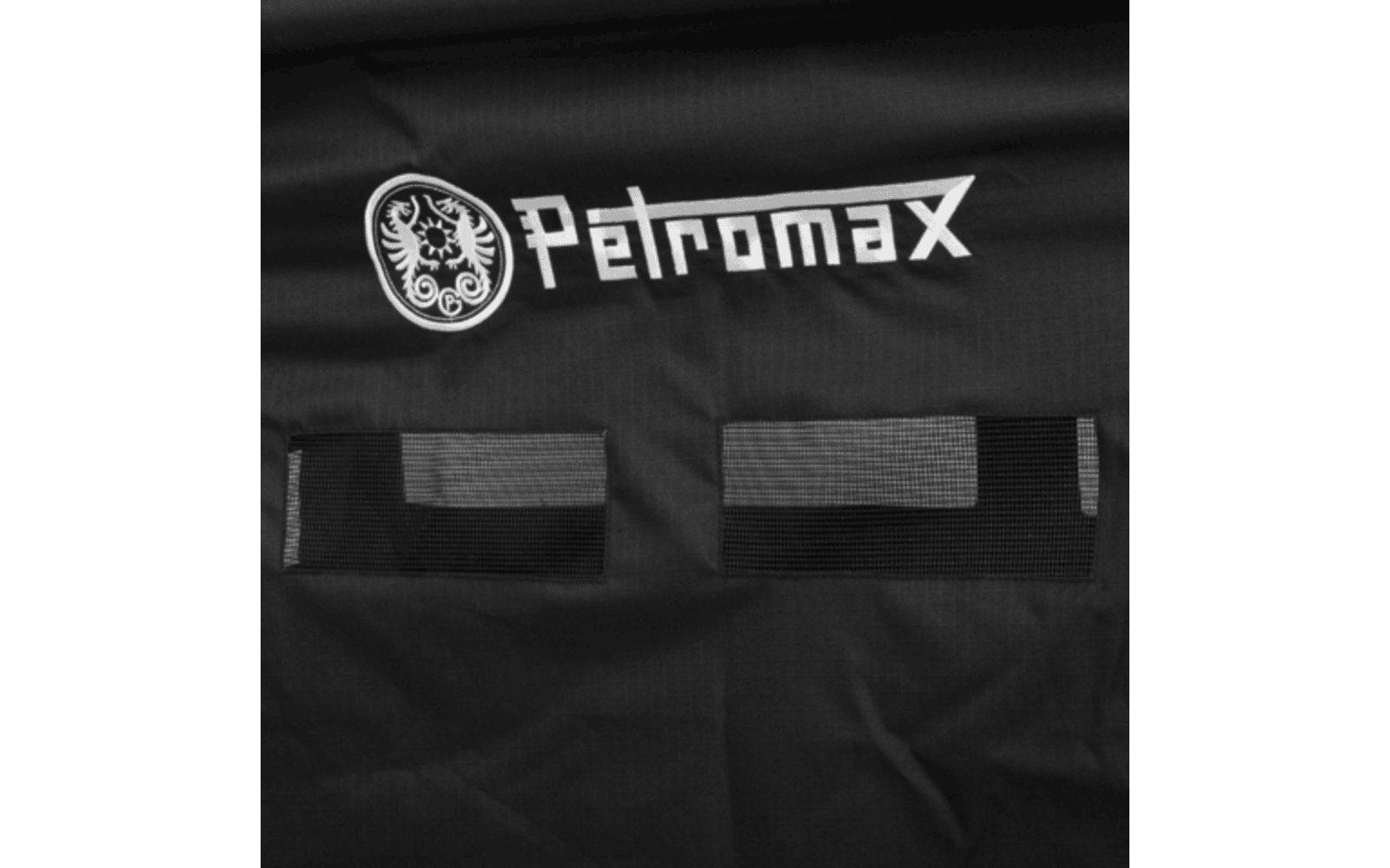 Schwarzer Stoff mit weißem „Petromax“-Schriftzug, rundem Emblem links und zwei rechteckigen Netzöffnungen darunter