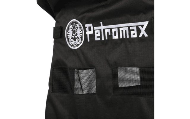 Schwarzer Stoff mit weißem Petromax-Logo und rundem Emblem links, darunter zwei rechteckige Netzfächer und ein seitlicher Gurt