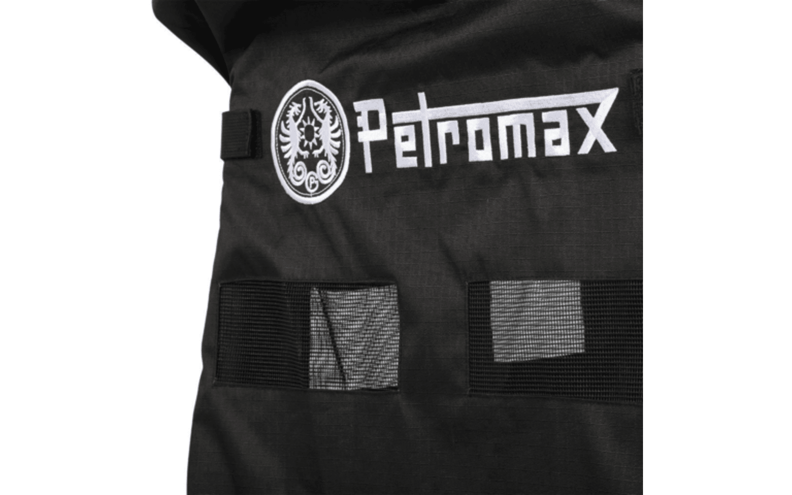 Schwarzer Stoff mit weißem Petromax-Logo und rundem Emblem links, darunter zwei rechteckige Netzfächer und ein seitlicher Gurt