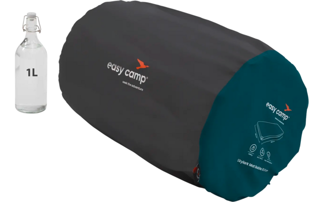 Schwarzer Packsack mit orangem Logo und blauer Verschlussklappe, daneben eine weiße Flasche mit Aufschrift