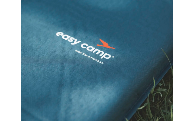 Blaue Luftmatratze mit Aufschrift ‚easy camp‘ und rotem Logo auf einem hellen Untergrund