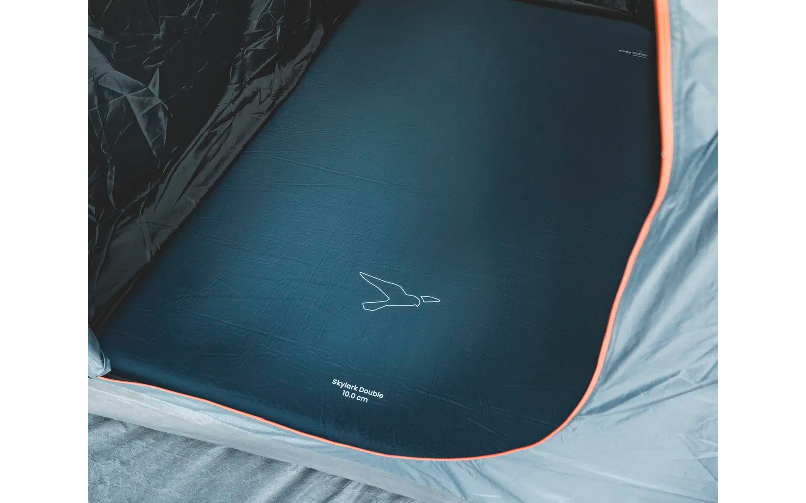 Blauer Luftmatratzenboden in einem Zelt mit grauem und orangefarbenem Rand