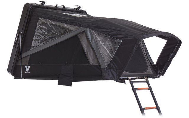 Schwarzes Dachzelt offen, silberne Innenbeschichtung, dreieckiges durchsichtiges Fenster, ausgezogene Leiter, Hartschalenkoffer