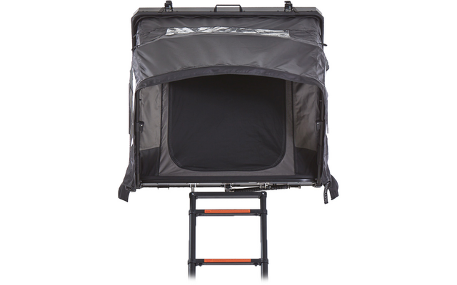 Offenes graues Zeltgehäuse mit dunklem Innenraum, darunter Metallleiter mit zwei orangefarbenen Stufen, auf weißem Hintergrund
