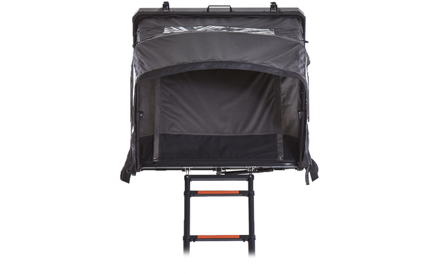 Geöffnete graue Zeltkonstruktion mit dunklem Innenraum, transparenten Fenstern oben und ausgezogener schwarzer Leiter mit orangefarbenen Stufen vor weißem Hintergrund