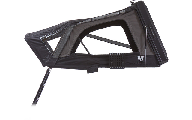 Schwarzes aufgeklapptes Dachzelt, dreieckiges Seitenfenster links, rechteckiges Fenster mit Netz rechts, ausklappbare Leiter links, schwarze Trittplatte an der Seite