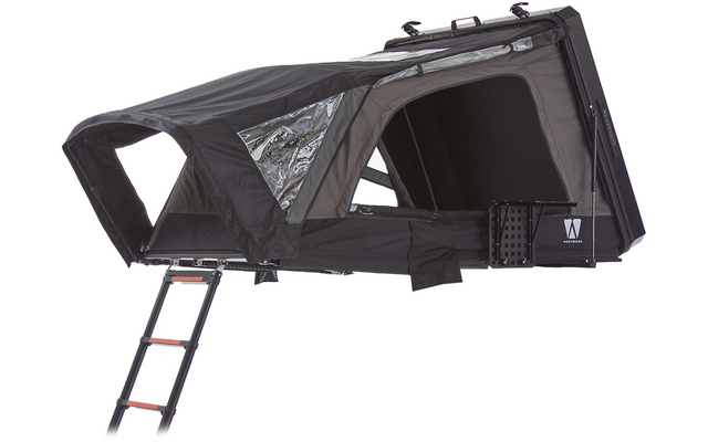 Schwarzes aufgeklapptes Dachzelt mit offener Eingangsöffnung, seitlichem klarem Fenster und ausgefahrener Leiter