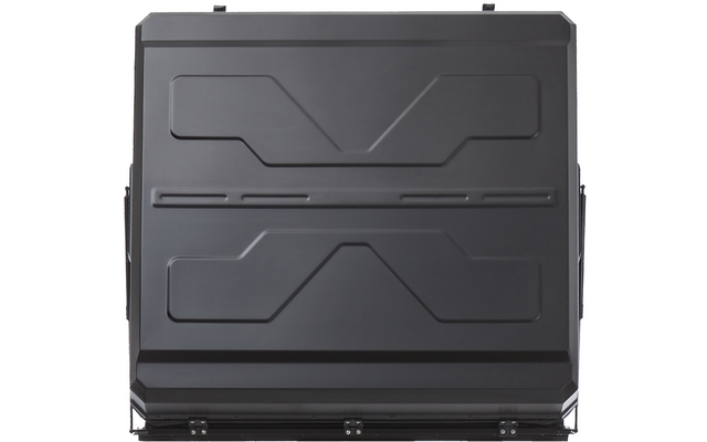 Dunkelgraues rechteckiges Metallgehäuse mit erhabenen X-förmigen geometrischen Mustern, horizontaler Schlitz in der Mitte, zwei Verschlüssen unten und Scharnieren oben