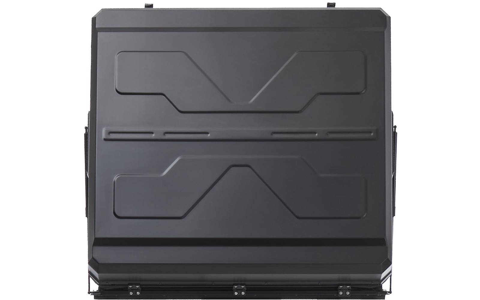 Dunkelgraues rechteckiges Metallgehäuse mit erhabenen X-förmigen geometrischen Mustern, horizontaler Schlitz in der Mitte, zwei Verschlüssen unten und Scharnieren oben