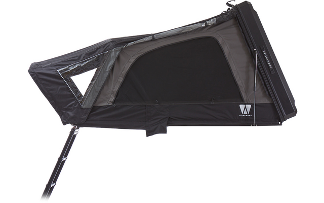 Schwarzes aufgestelltes Dachzelt mit ausgezogener Leiter, dreieckigem Seitenfenster, rechteckiger Tür und kleinem weißen Logo