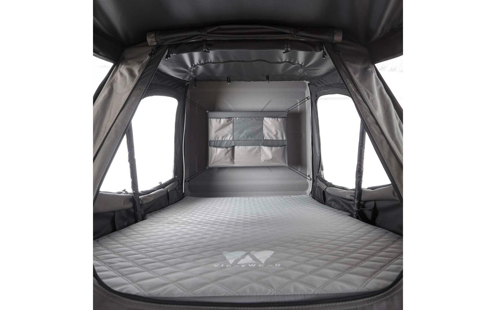 Innenraum eines grauen Zeltes mit gesteppter Matratze, seitlichen Fenstern und Rückwand mit Aufbewahrungstasche