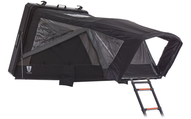 Aufgeklapptes schwarzes Dachzelt auf rechteckiger Basis, offene Seitenwand mit dreieckigem Fenster und silberner Innenverkleidung, ausfahrbare Leiter rechts