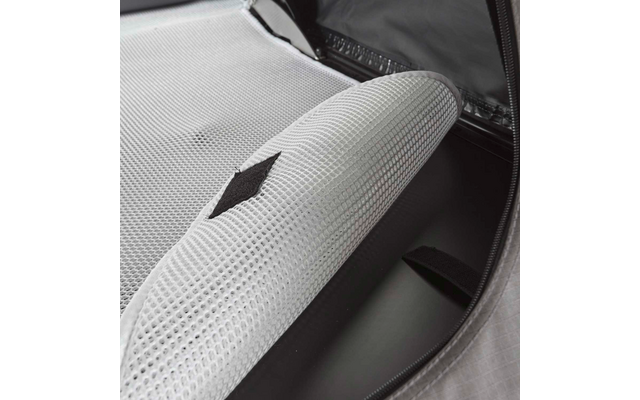 Grauer Außenstoff, weißes aufgerolltes gepolstertes Netzpolster mit schwarzem rhombusförmigem Patch, sichtbare Reißverschlusskante und schwarze Innenlasche