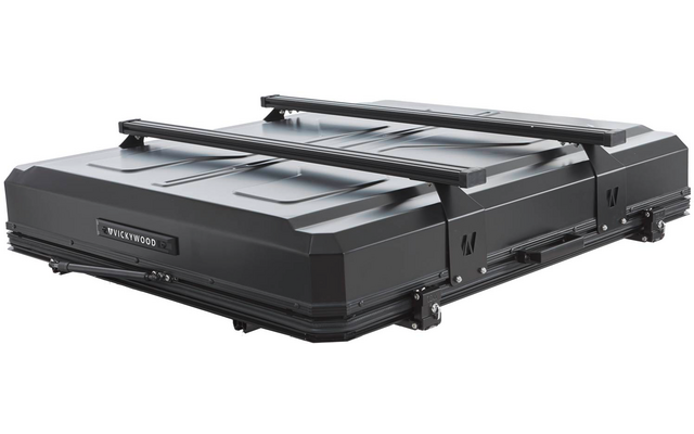 Dunkelgraue, flache Dachbox mit zwei montierten Querträgern und sichtbaren Befestigungsbeschlägen