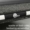 Nahaufnahme einer grauen, strukturierten Matte mit schwarzem Riemen, weißem Sechseck-Logo 'your GEAR' auf dem Riemen und einer weißen Stange; unten der Text 'usable on both sides beidseitig verwendbar'