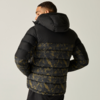 Person von hinten, trägt schwarze Steppjacke mit Kapuze und olivgrünem Camouflagemuster auf unterem Rücken und Ärmeln, Hände in den Taschen, heller Hintergrund