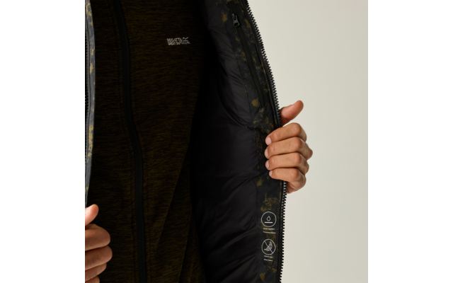 Zwei Hände halten eine geöffnete Jacke; sichtbar: dunkles, gemustertes Innenfutter mit Pflegepiktogrammen und ein dunkelgrüner Reißverschluss-Pullover
