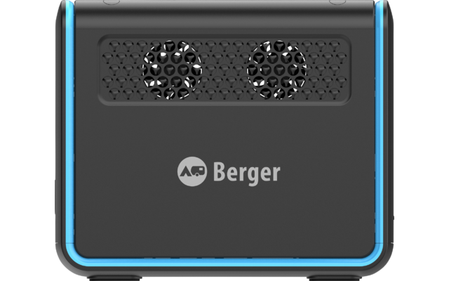 Schwarzes rechteckiges Gerät mit blauem Rand, oben zwei runde Öffnungen mit Wabengitter, mittig Schriftzug Berger und rundes Logo links davon