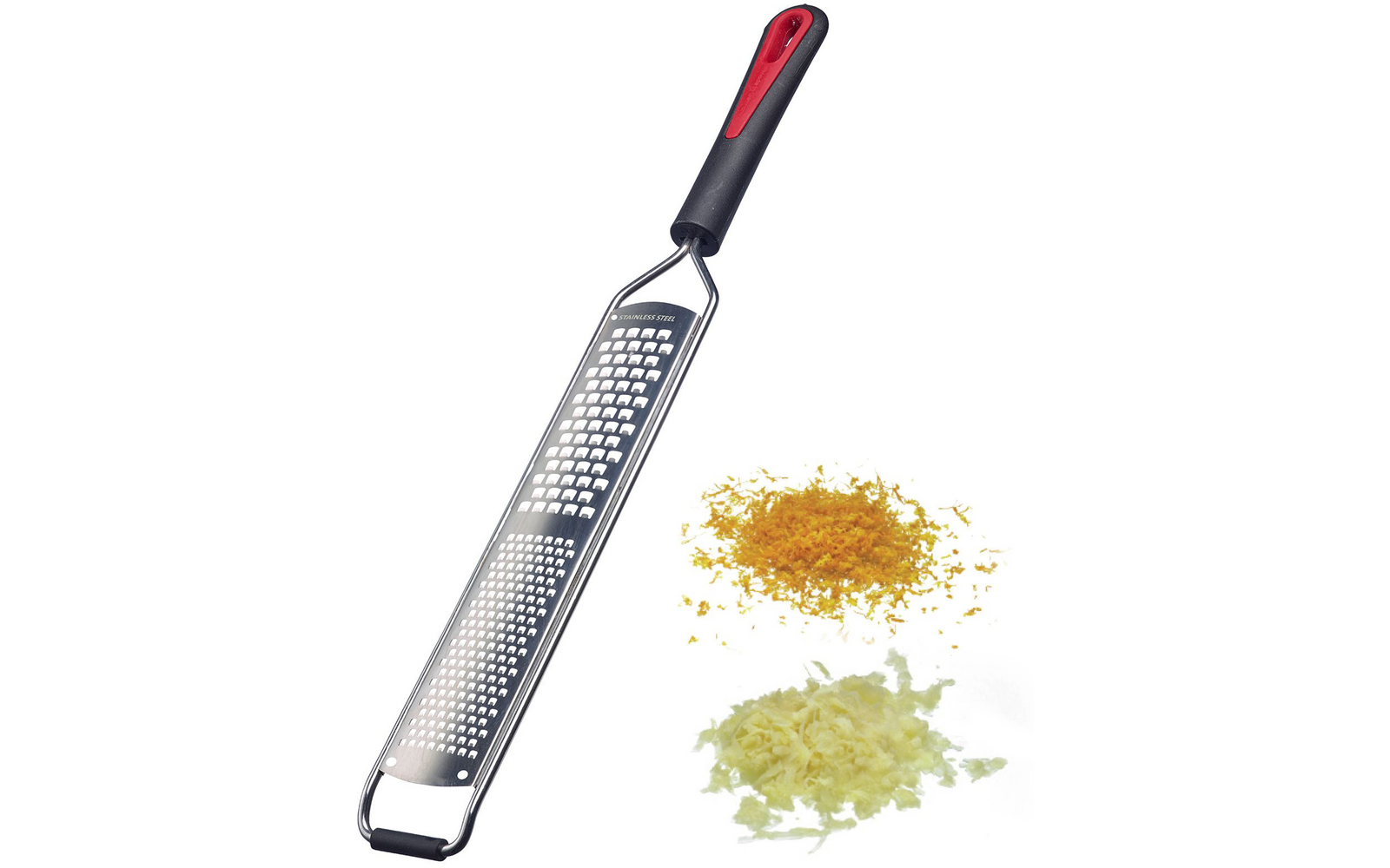 Rallador metálico largo con mango negro y detalle rojo, junto a dos pequeños montones de partículas finamente ralladas de color amarillo y amarillo pálido