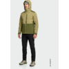 Personne portant une veste à capuche bicolore vert olive, pantalon noir et chaussures de randonnée claires, debout sur un fond clair ; texte 'AI GENERATED' en bas à droite