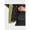 Main ouvrant la poche intérieure d'une veste vert olive; doublure en maille noire visible; partie d'un t-shirt sombre et d'un pantalon sombre