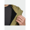 Partie du torse vêtue d'une veste vert olive, main tenant la veste ouverte, t-shirt gris foncé visible