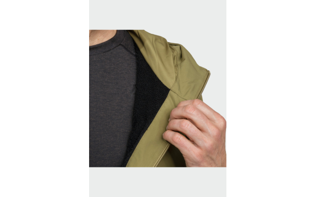 Partie du torse vêtue d'une veste vert olive, main tenant la veste ouverte, t-shirt gris foncé visible