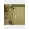 Gros plan d'une veste vert olive avec des gouttes d'eau, fermeture éclair visible, stoppeur de cordon et petit logo blanc triangulaire
